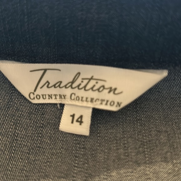 Nwot, never worn cool jean jacket. Size 14 - Picture 8 of 10